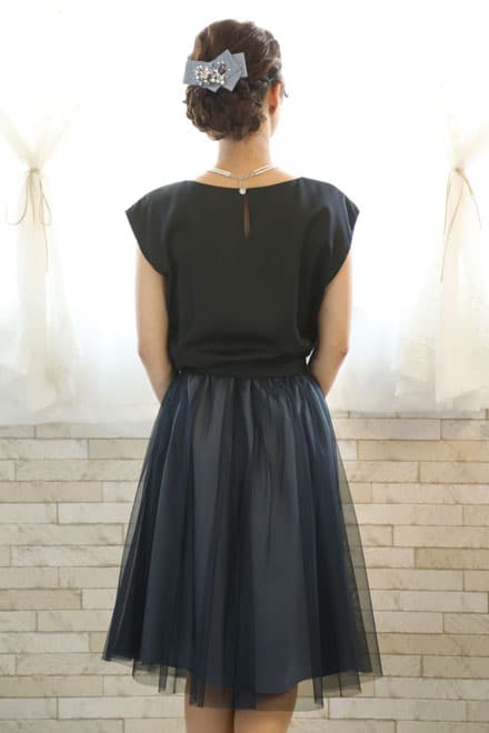 ネイビーのウエストリボン付きチュールドレス