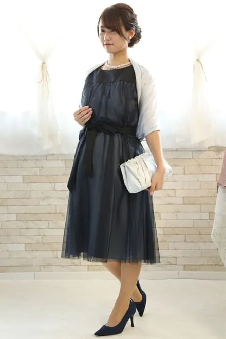 ネイビーのウエストリボン付きチュールドレス