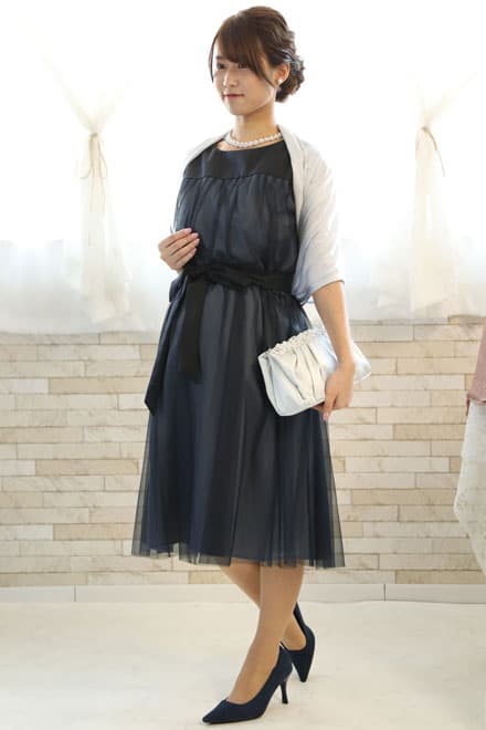 ネイビーのウエストリボン付きチュールドレス