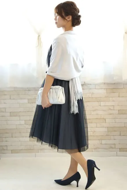 ネイビーのウエストリボン付きチュールドレス