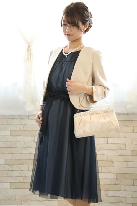 ネイビーのウエストリボン付きチュールドレス