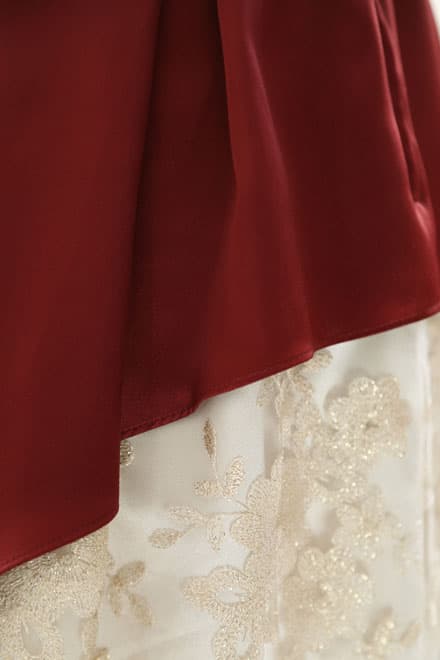 ワインレッドの切替レースドレス