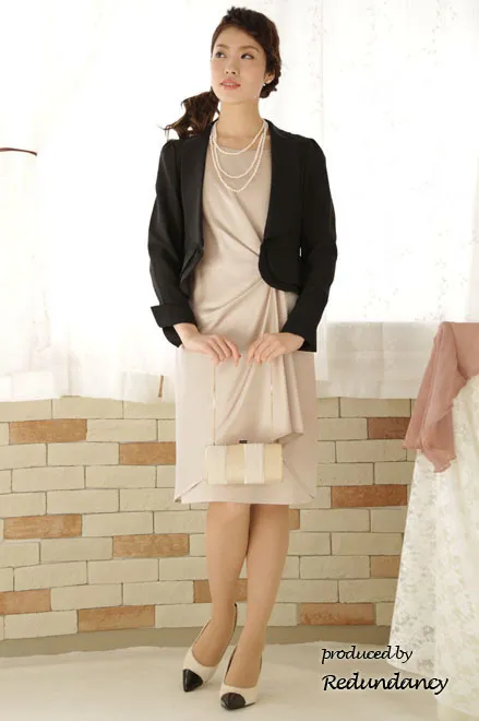 ベージュの膝丈変形ドレープドレス