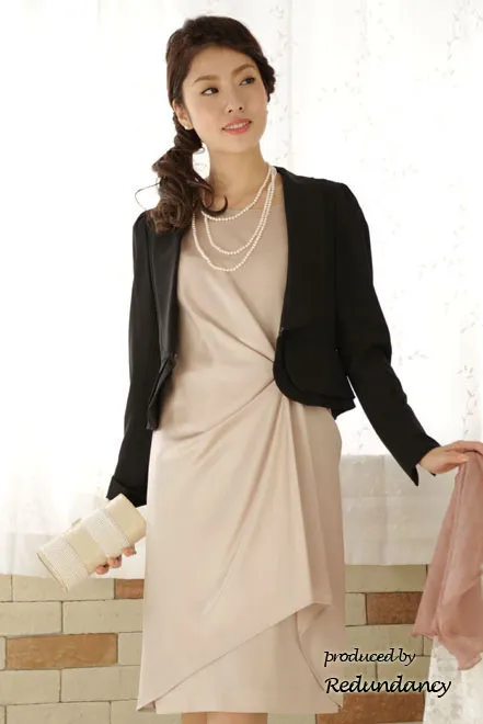 ベージュの膝丈変形ドレープドレス