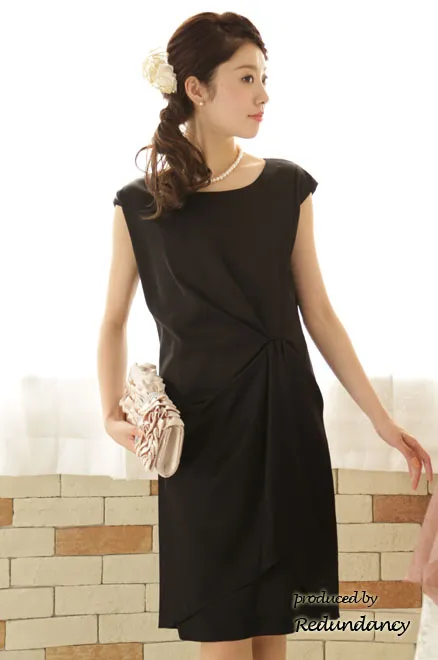 ブラックの膝丈変形ドレープドレス