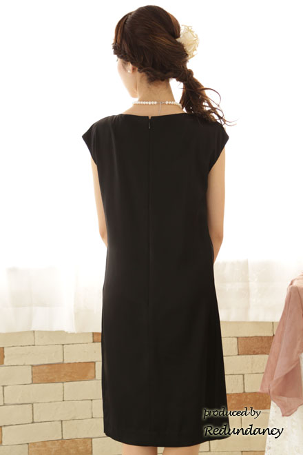 ブラックの膝丈変形ドレープドレス