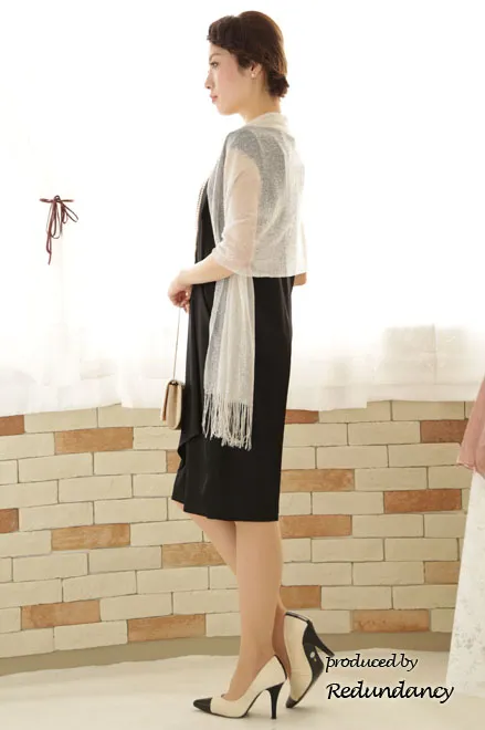 ブラックの膝丈変形ドレープドレス