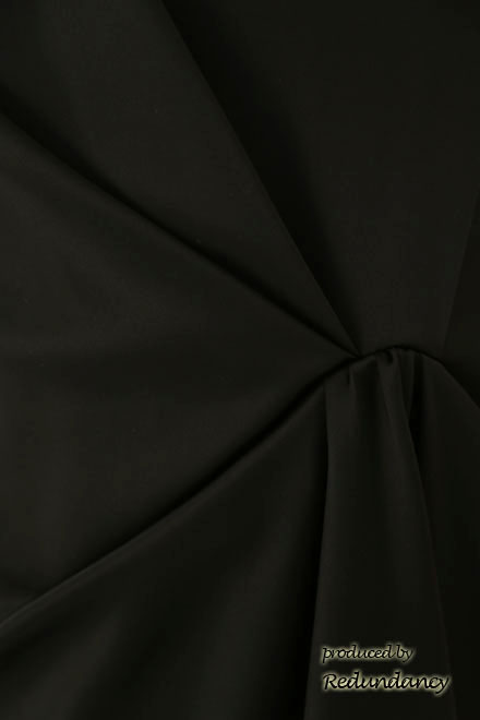 ブラックの膝丈変形ドレープドレス