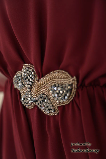 ボルドーのウエストビジュー膝丈ワンピース