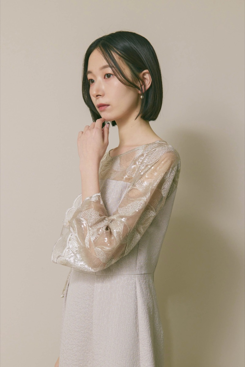 グレージュのブリエレースジャガードドレス [ 店頭販売価格 42,900円 ]