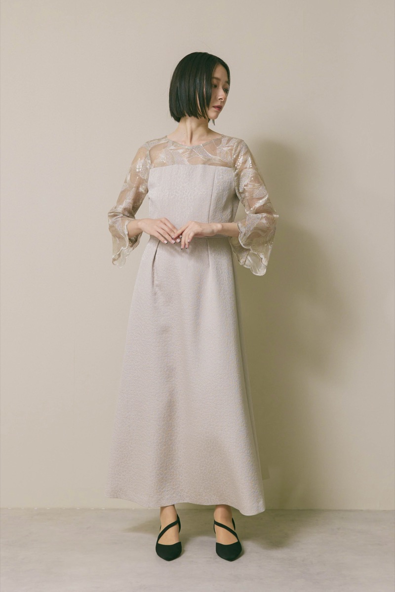 グレージュのブリエレースジャガードドレス [ 店頭販売価格 42,900円 ]