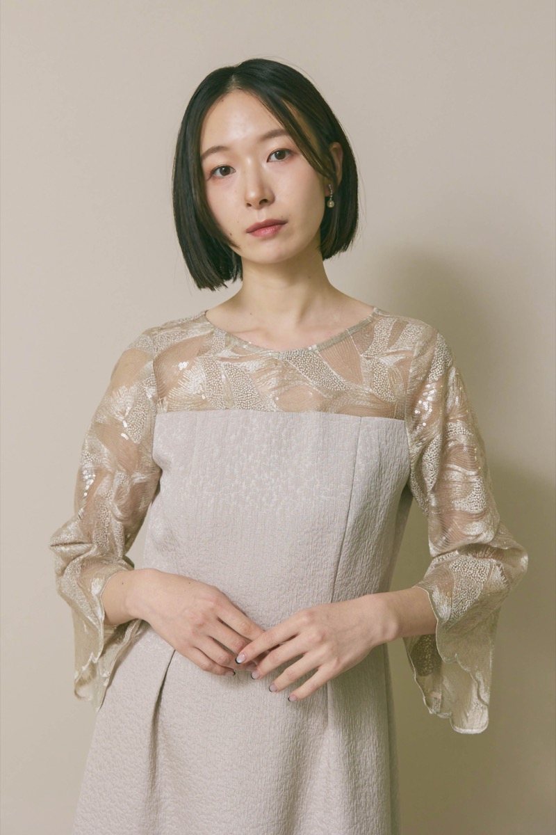 グレージュのブリエレースジャガードドレス [ 店頭販売価格 42,900円 ]