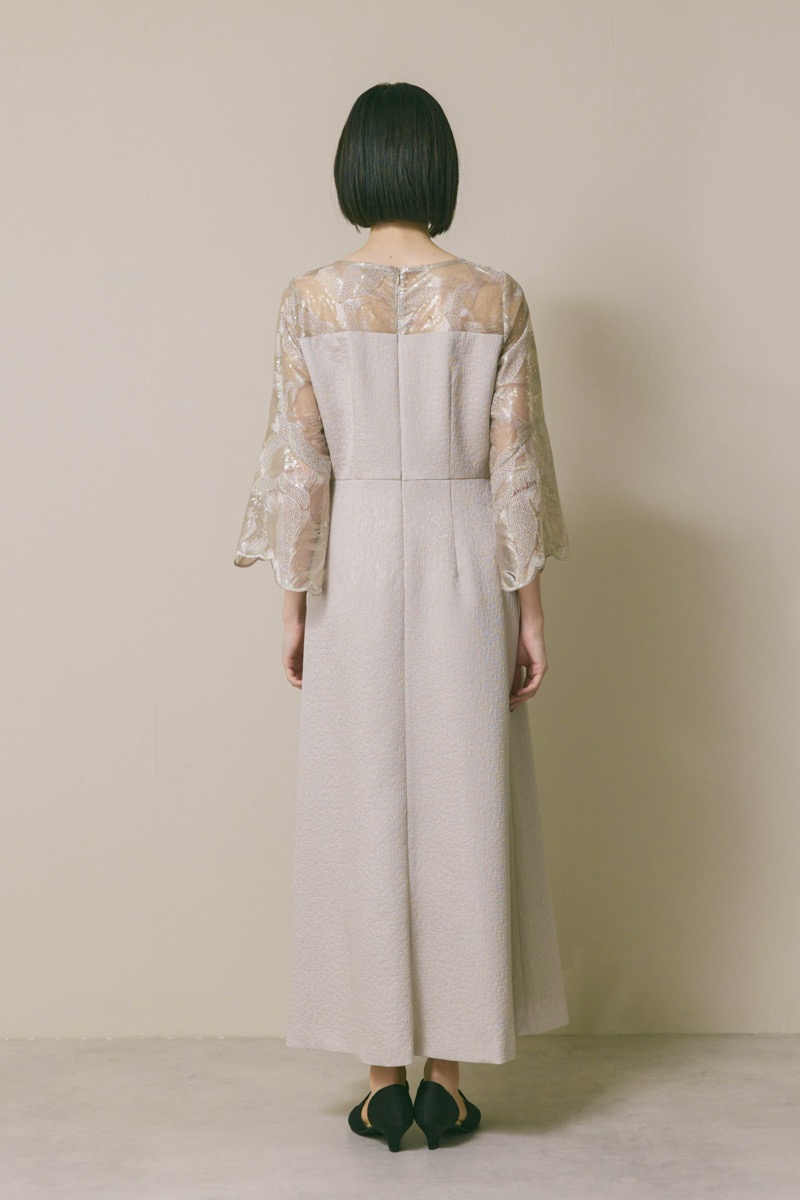 グレージュのブリエレースジャガードドレス [ 店頭販売価格 42,900円 ]