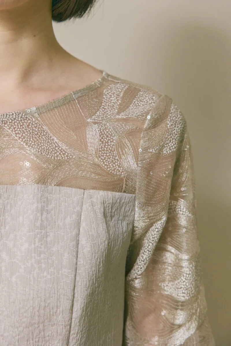 グレージュのブリエレースジャガードドレス [ 店頭販売価格 42,900円 ]