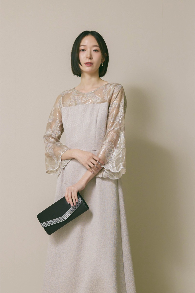 グレージュのブリエレースジャガードドレス [ 店頭販売価格 42,900円 ]