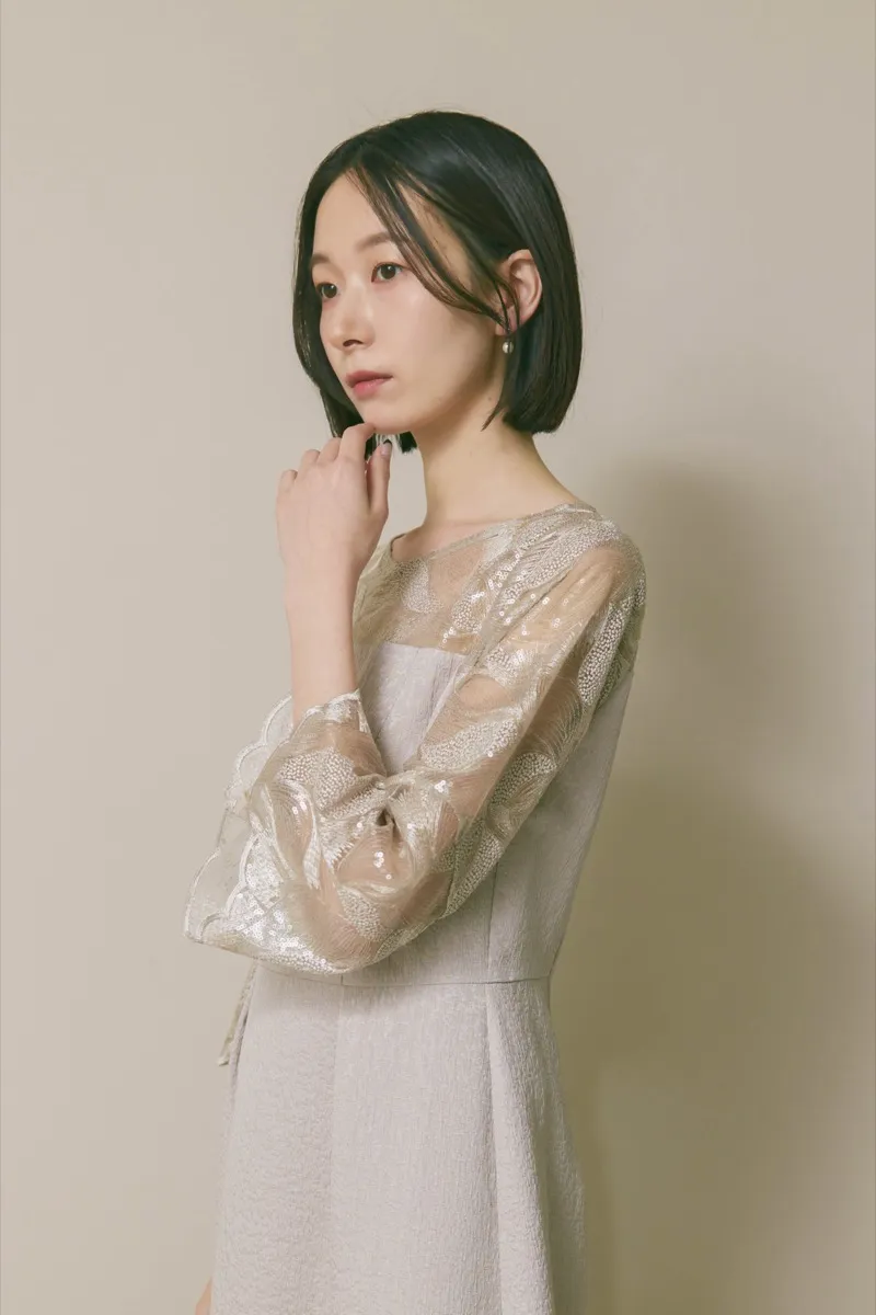 グレージュのブリエレースジャガードドレス [ 店頭販売価格 42,900円 ]