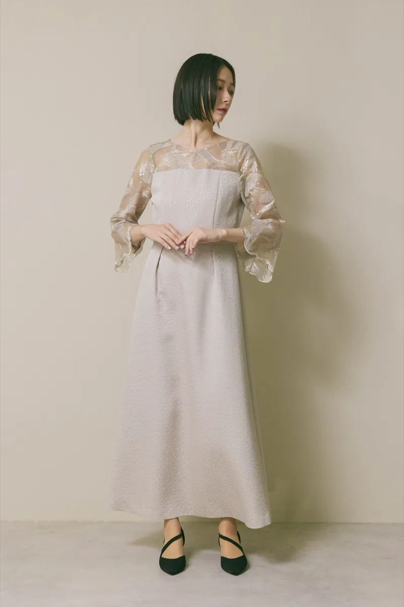 グレージュのブリエレースジャガードドレス [ 店頭販売価格 42,900円 ]