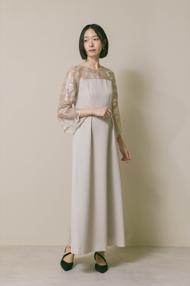 グレージュのブリエレースジャガードドレス [ 店頭販売価格 42,900円 ]