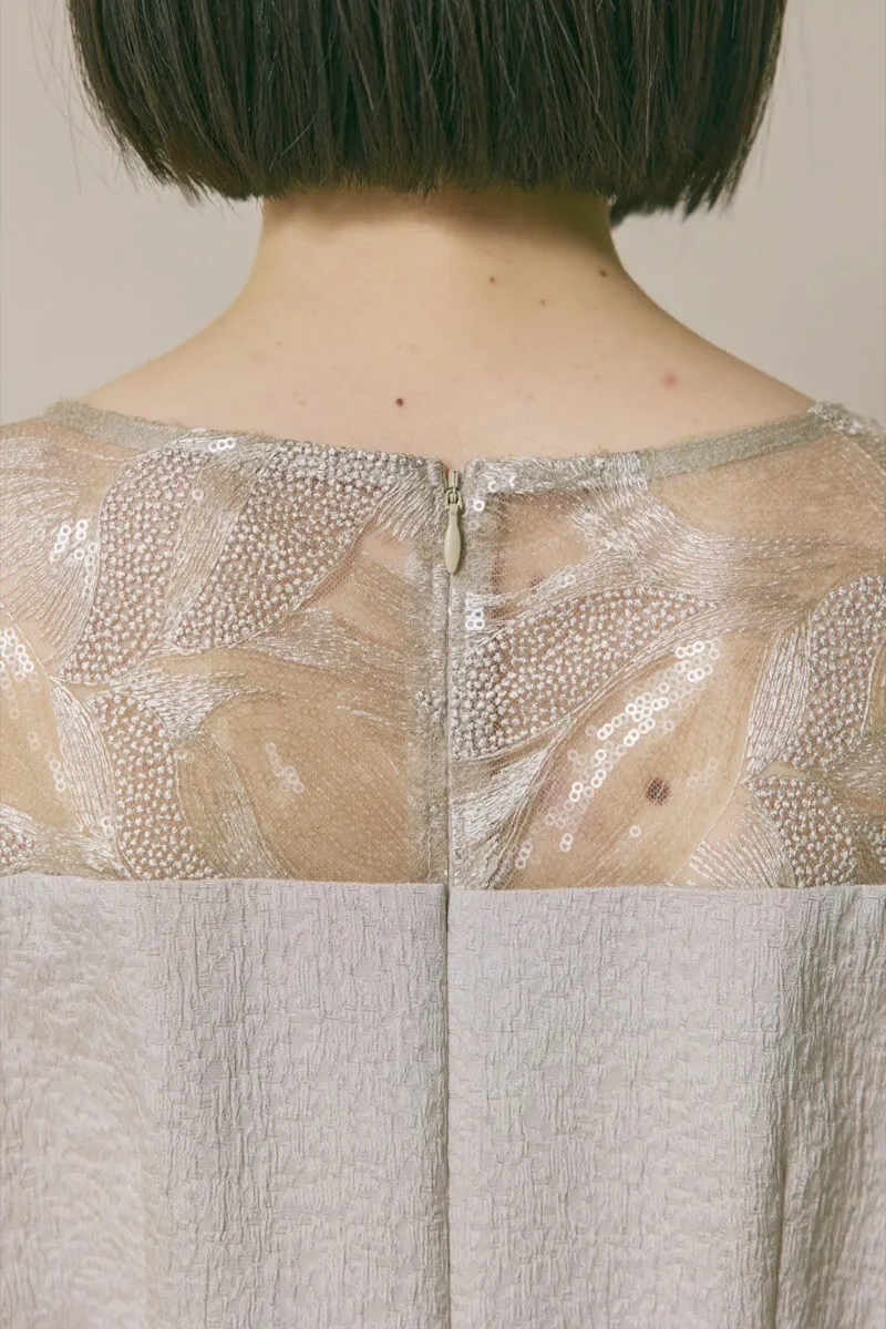 グレージュのブリエレースジャガードドレス [ 店頭販売価格 42,900円 ]