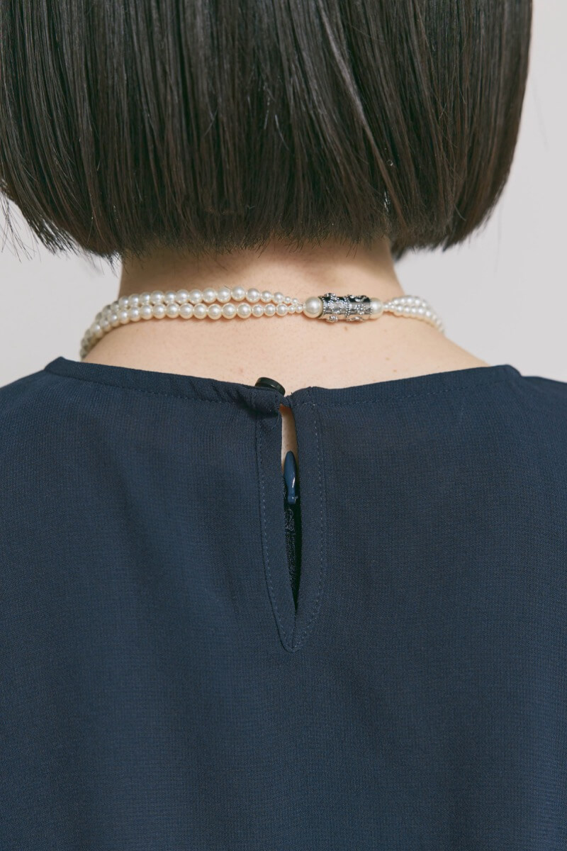 ネイビーのケープレイヤードドレス [ 店頭販売価格 47,300円 ]