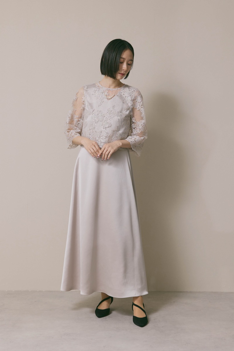 グレージュのシャイニーレースレイヤードドレス [ 店頭販売価格 49,500円 ]