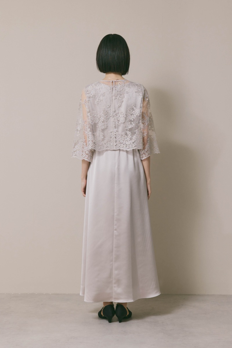 グレージュのシャイニーレースレイヤードドレス [ 店頭販売価格 49,500円 ]