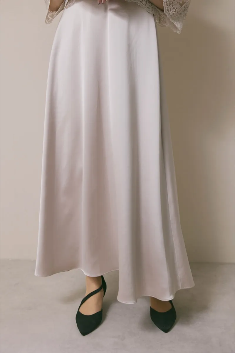 グレージュのシャイニーレースレイヤードドレス [ 店頭販売価格 49,500円 ]