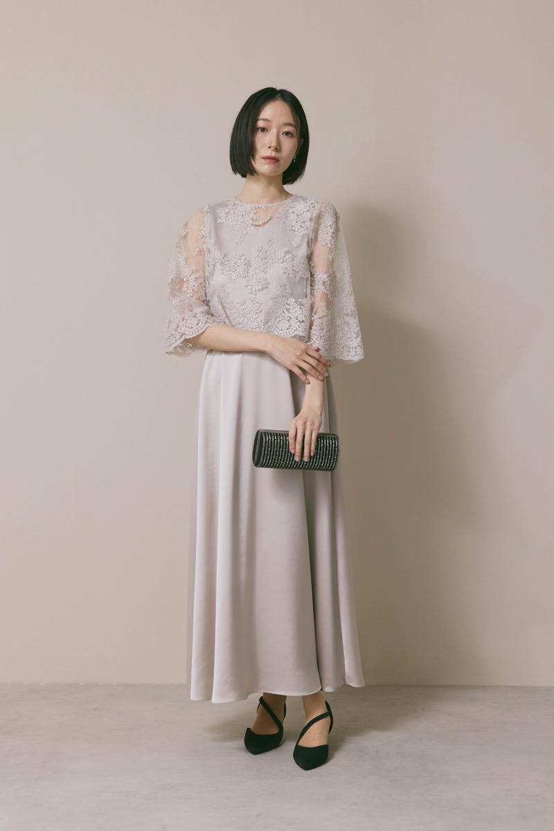 グレージュのシャイニーレースレイヤードドレス [ 店頭販売価格 49,500円 ]