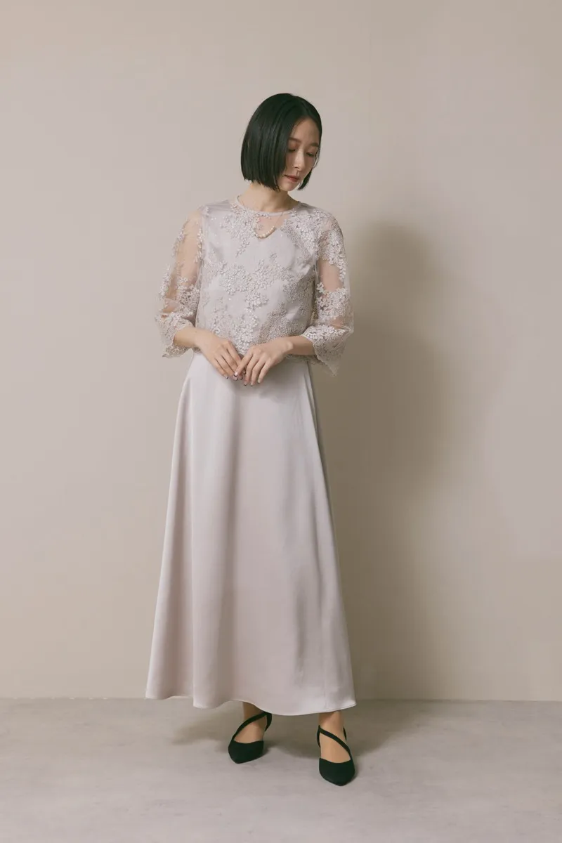 グレージュのシャイニーレースレイヤードドレス [ 店頭販売価格 49,500円 ]