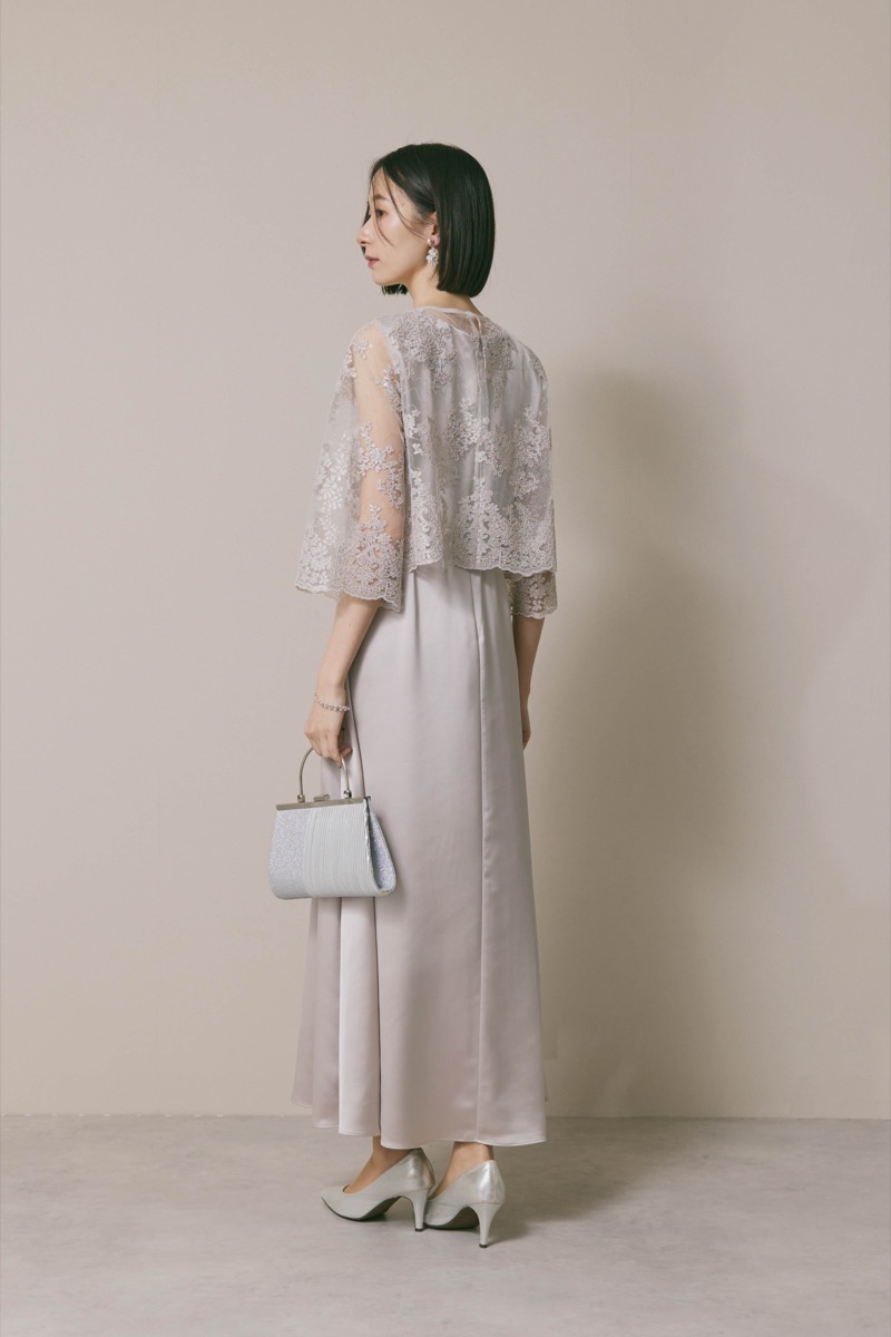 グレージュのシャイニーレースレイヤードドレス [ 店頭販売価格 49,500円 ]