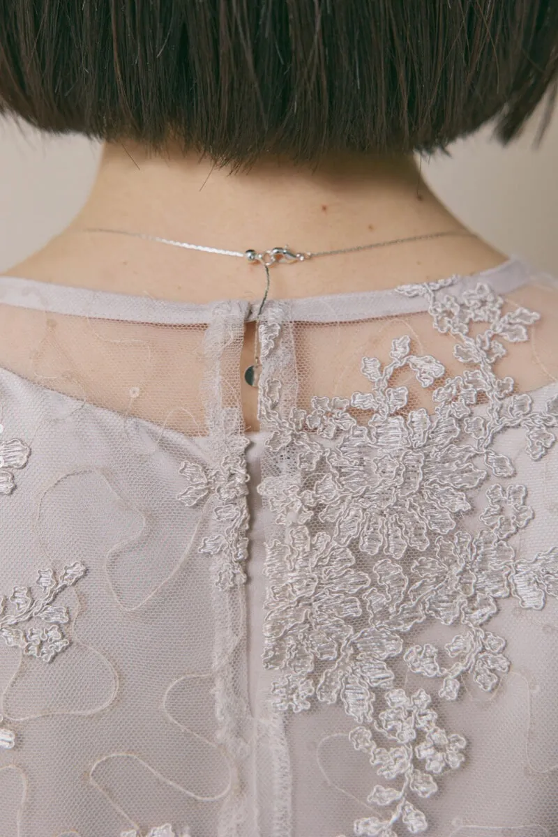 グレージュのシャイニーレースレイヤードドレス [ 店頭販売価格 49,500円 ]