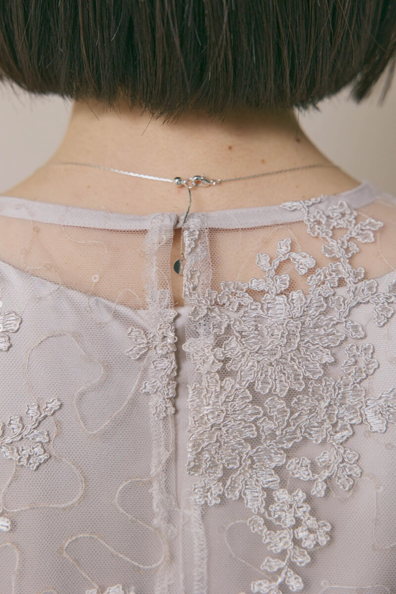 グレージュのシャイニーレースレイヤードドレス [ 店頭販売価格 49,500円 ]