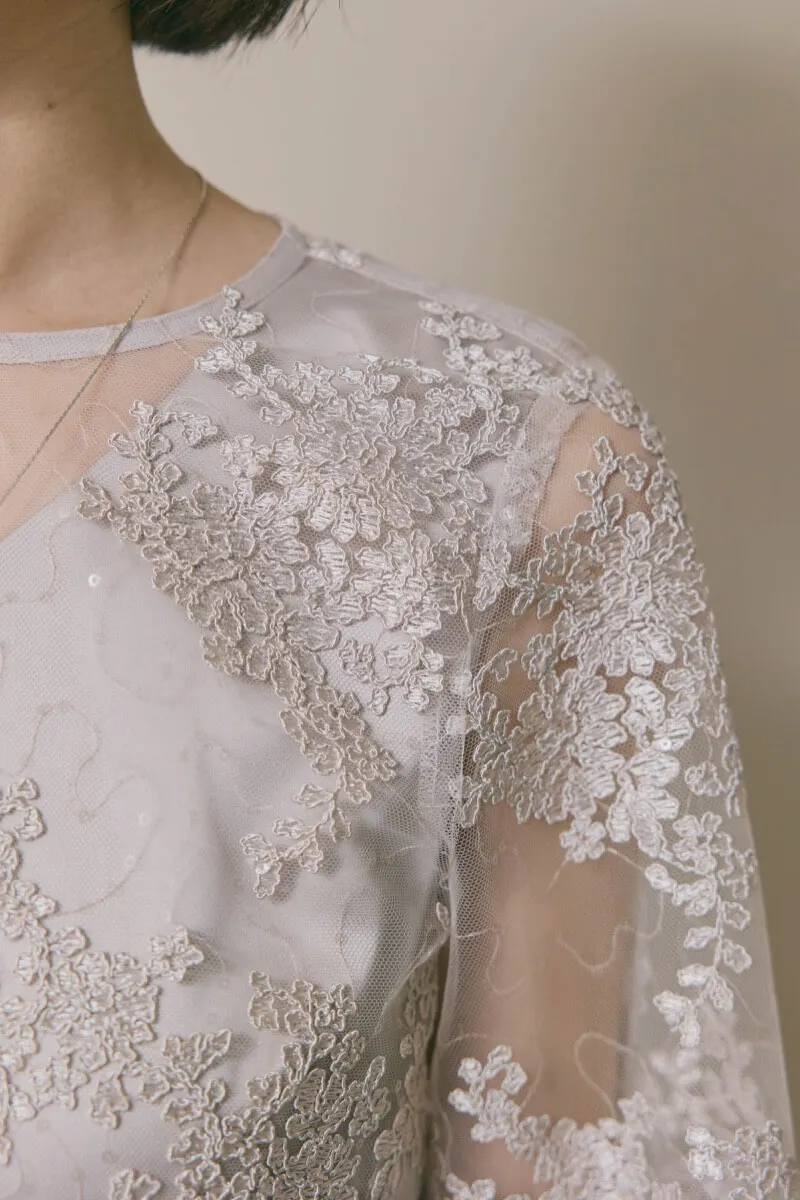 グレージュのシャイニーレースレイヤードドレス [ 店頭販売価格 49,500円 ]
