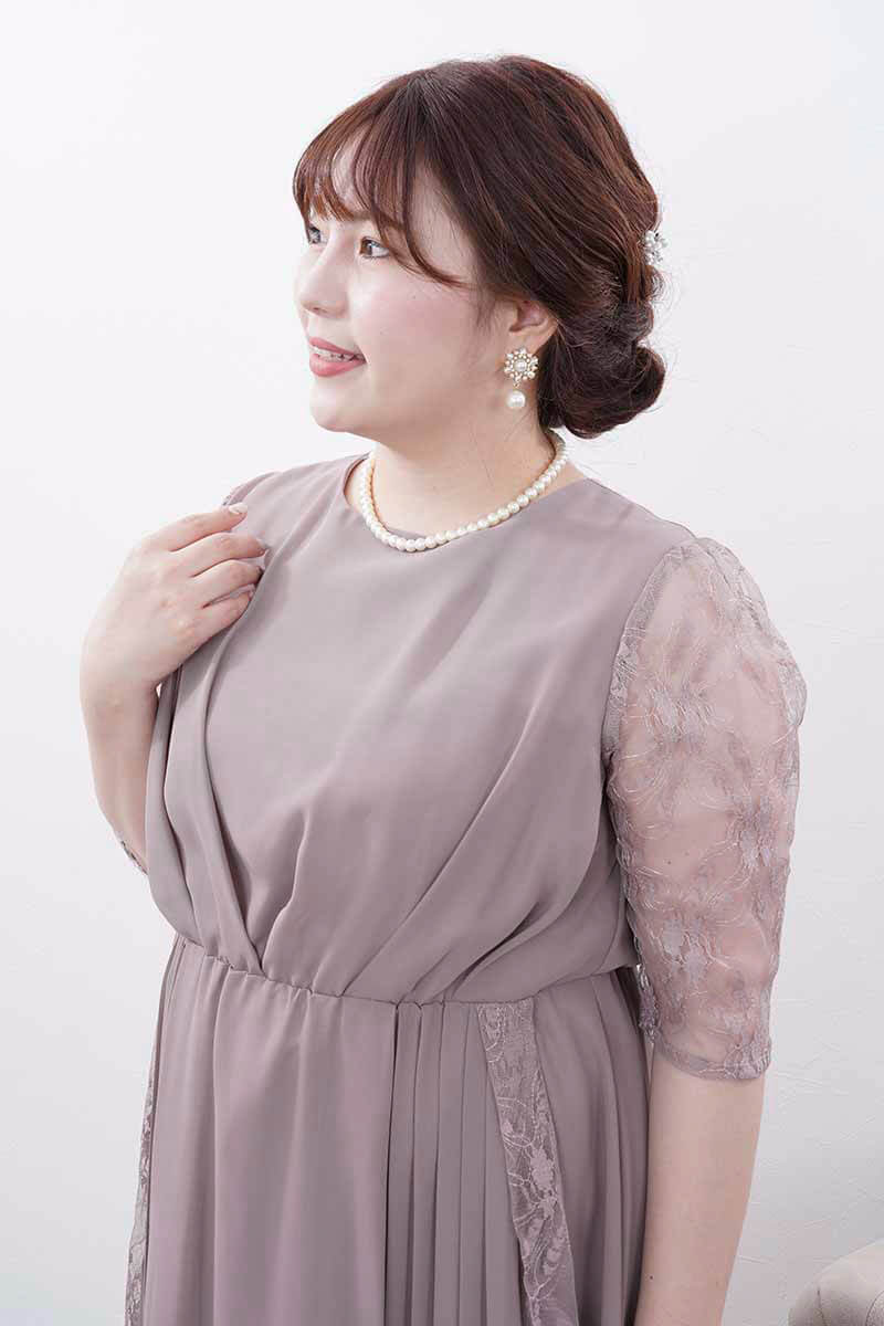グレージュのフィッシュテールシフォンドレス
