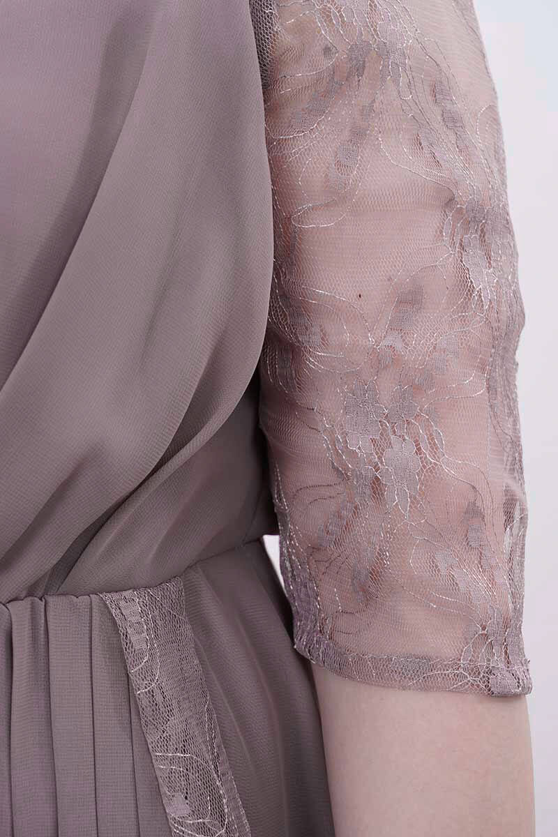 グレージュのフィッシュテールシフォンドレス