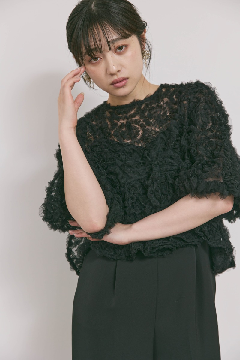 ブラックのペタルテクスチャーパンツドレス