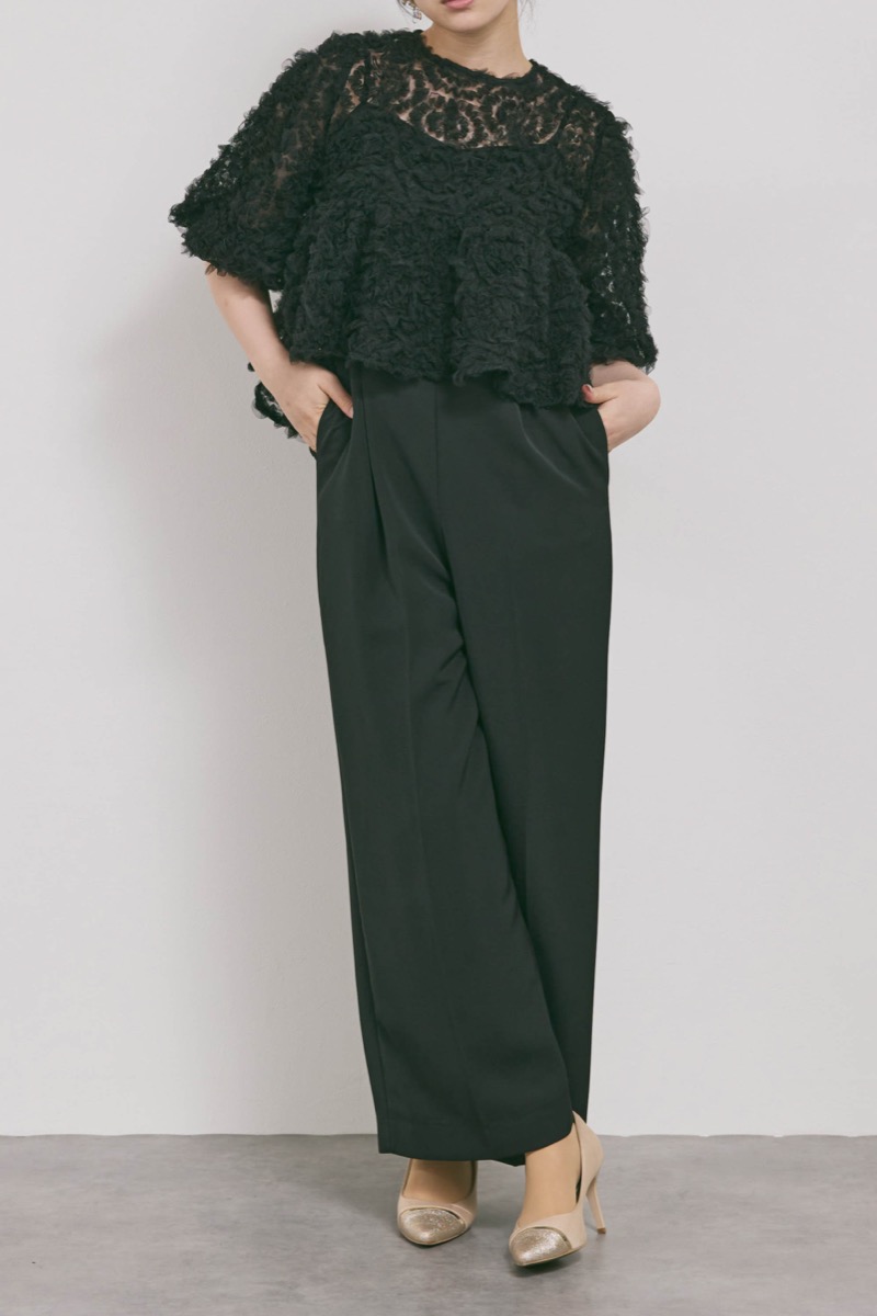 ブラックのペタルテクスチャーパンツドレス