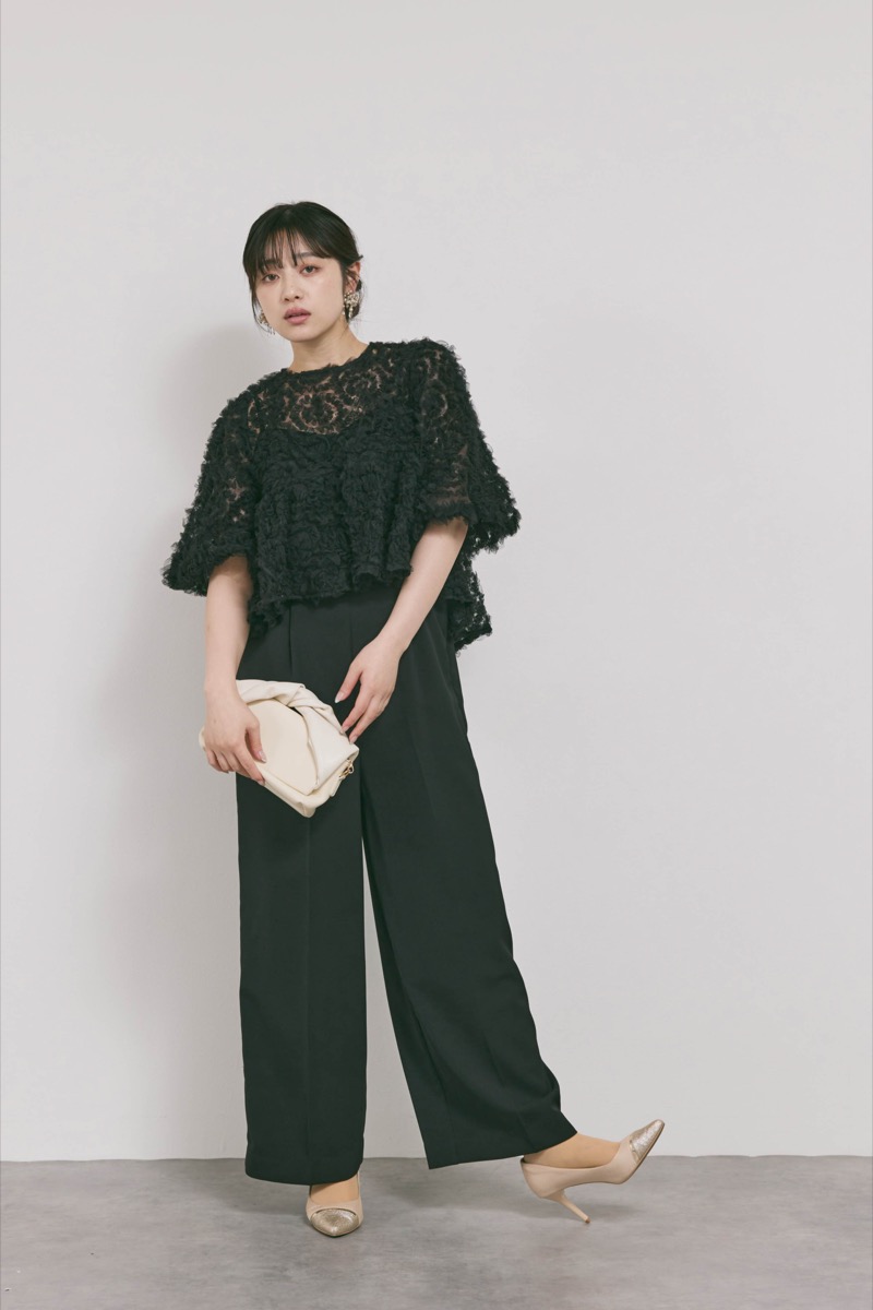 ブラックのペタルテクスチャーパンツドレス