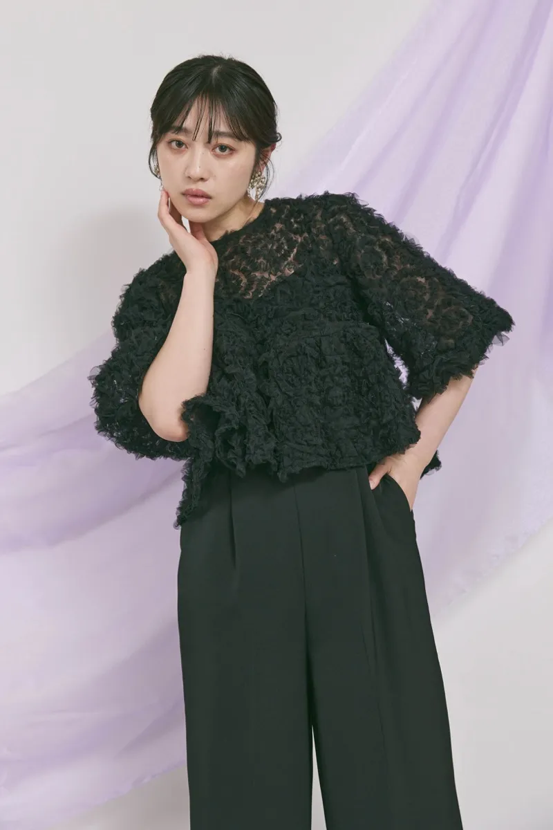 ブラックのペタルテクスチャーパンツドレス