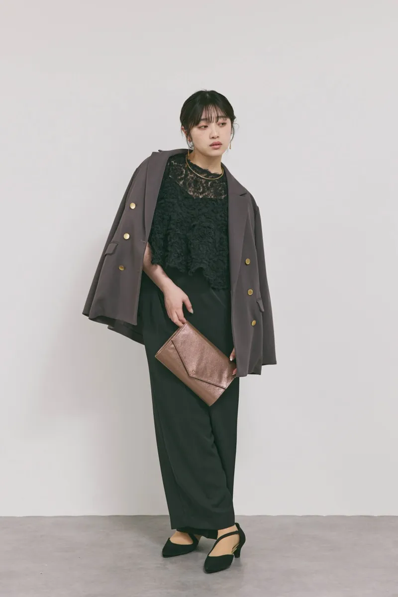 ブラックのペタルテクスチャーパンツドレス