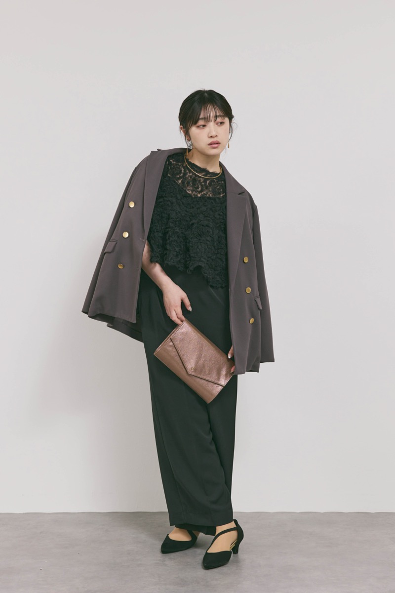 ブラックのペタルテクスチャーパンツドレス