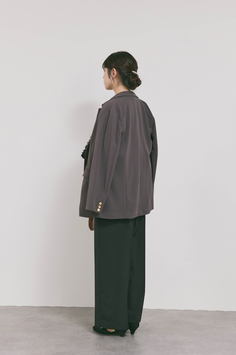 ブラックのペタルテクスチャーパンツドレス