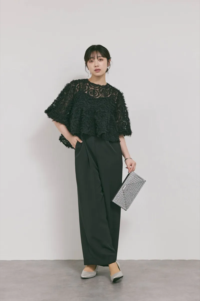 ブラックのペタルテクスチャーパンツドレス