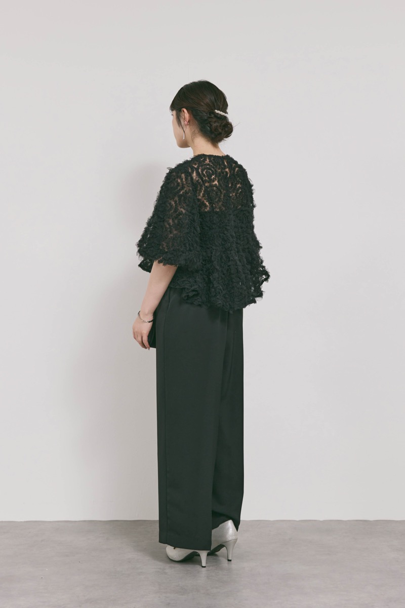 ブラックのペタルテクスチャーパンツドレス