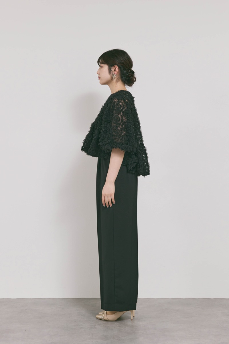 ブラックのペタルテクスチャーパンツドレス