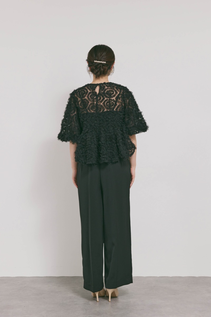 ブラックのペタルテクスチャーパンツドレス