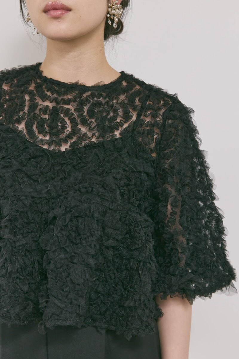 ブラックのペタルテクスチャーパンツドレス