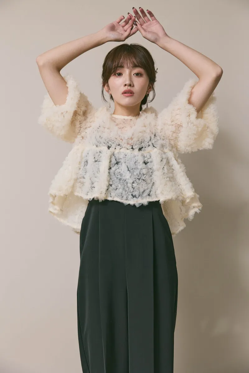 ホワイト×ブラックのペタルテクスチャーパンツドレス