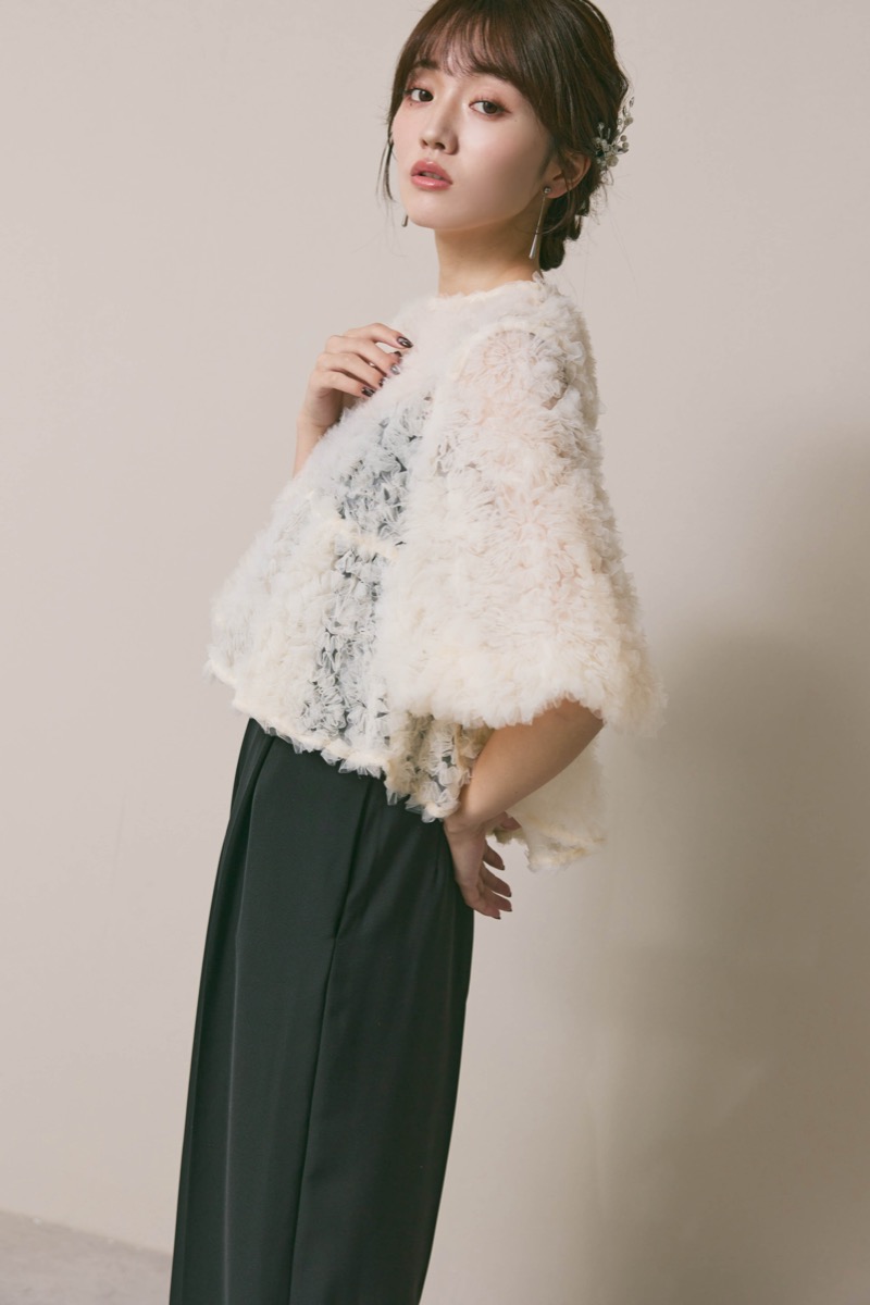 ホワイト×ブラックのペタルテクスチャーパンツドレス