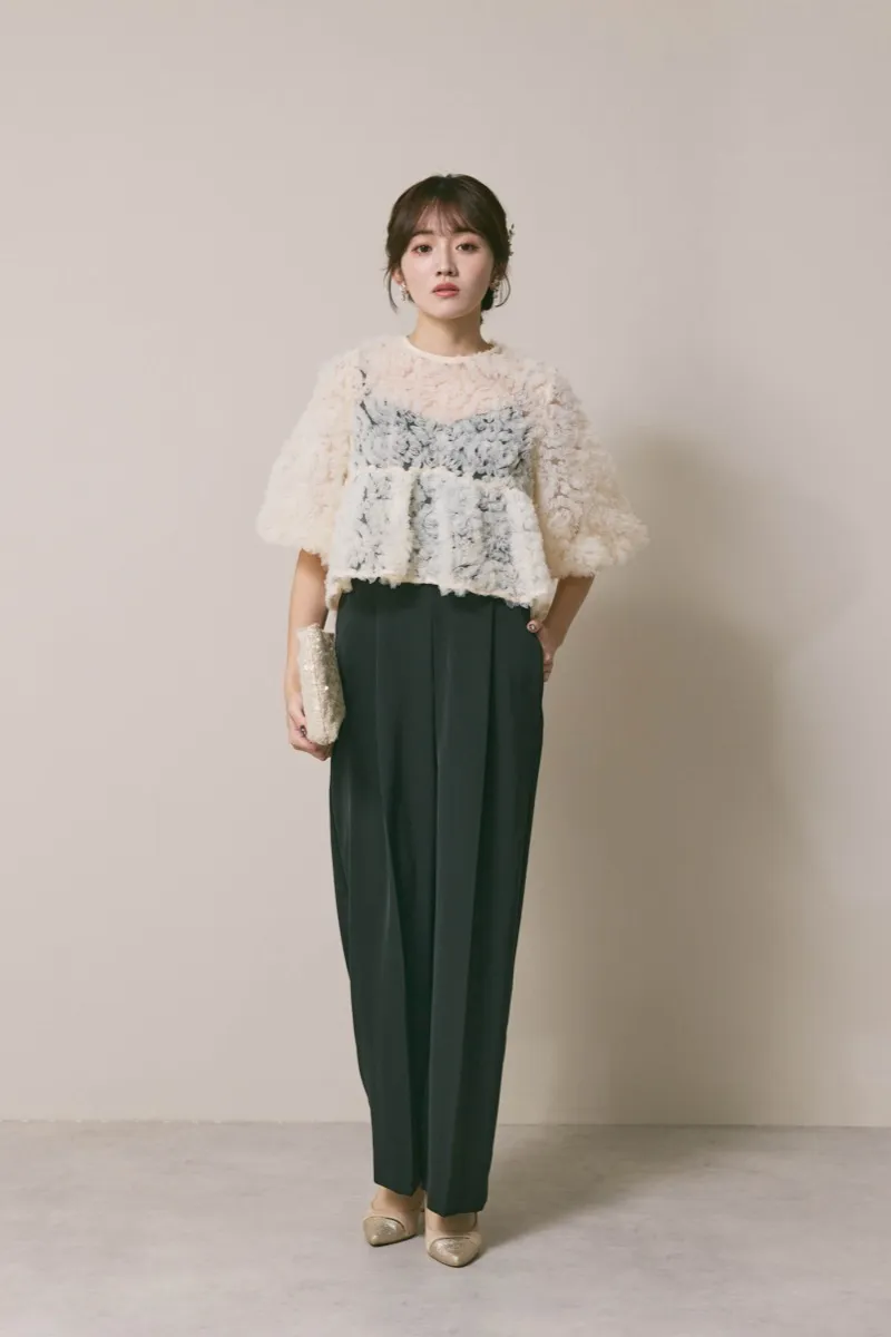 ホワイト×ブラックのペタルテクスチャーパンツドレス